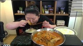 最新韩国胖妞吃播视频,美食诱惑下的真实生活