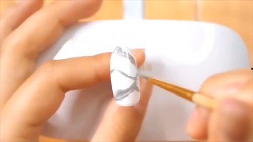 大理石美甲教程视频,打造时尚指尖艺术